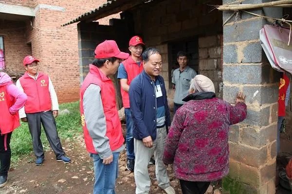 的哥捡到15万现金归还失主,失主奖励司机1500元,爱是可以传递的吗?