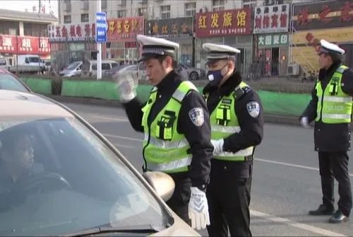 河北一消防员出警时遇外国人，在线求助女友帮忙，对此你有何感触？