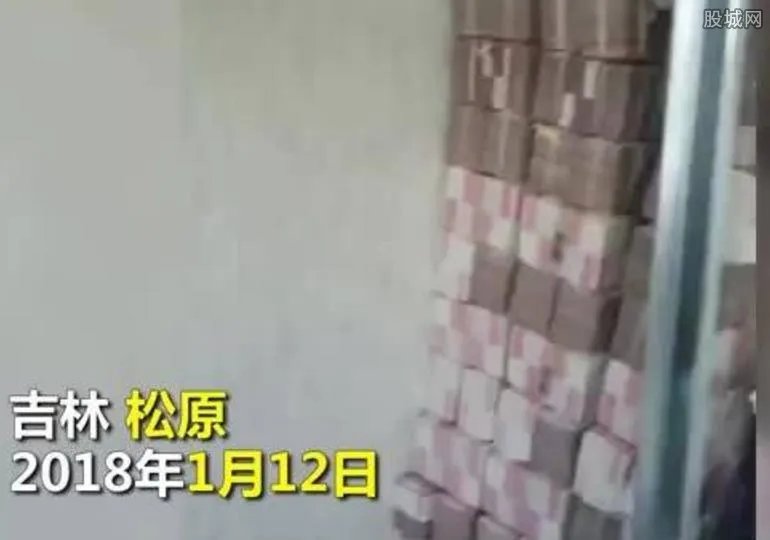 墙内抠出1.4亿 墙内暗格藏巨额现金令人震惊