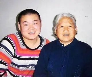 岳云鹏求网友帮忙修复童年照,他的童年照长得像谁?
