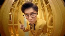 余文乐低调结婚收获一堆祝福；而公布恋情的鹿晗却被脱粉，怎么看待这两件事？