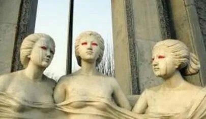 湖南大学标志性塑像被涂成大花脸,你怎么看?