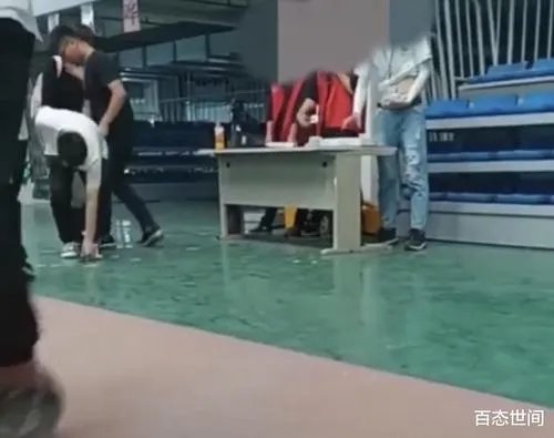 电子厂发员工证件时随手扔地上,其公司是如何回应的?