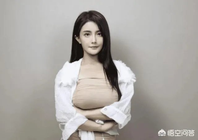 虎牙古阿扎直播肩带掉落，是”事故“，还是有意为之？弹幕满屏问号，对此你怎么看？