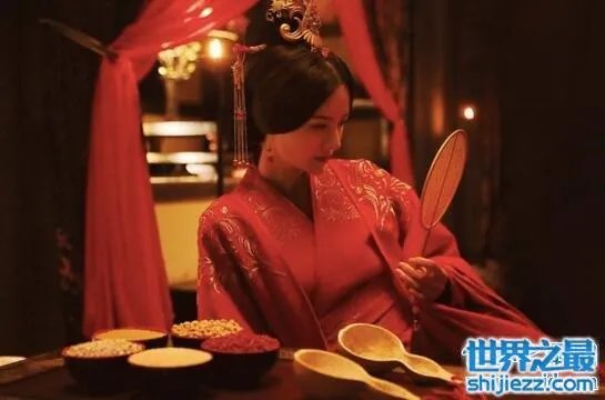 张芷溪整容前后对比照片，面部整容疤痕清晰可见 