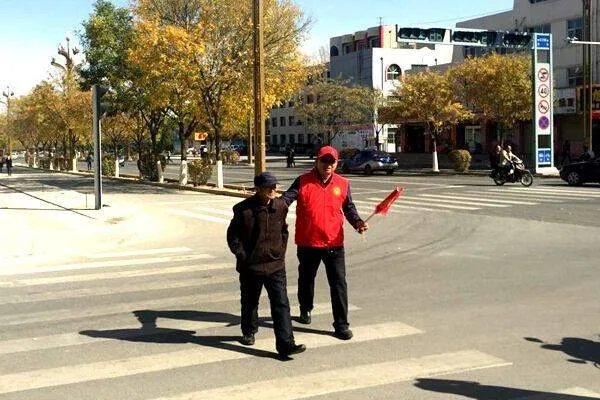 老人艰难过马路,绿灯为他多亮97秒,这有没有感动到你?