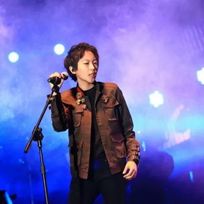 窦靖童多大了？ 深夜遭到网友攻击怒删微博