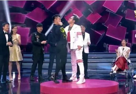 白百合的腿怎么了？ 录节目受伤腿部缠绷带