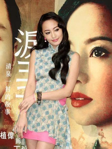 名媛关颖穿上旗袍后,气质有多好?