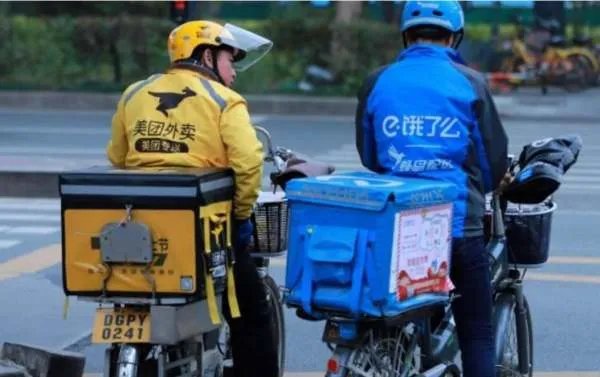 因吃了一份送错的外卖,女子家门被泼红漆,网友评价不一你站谁?