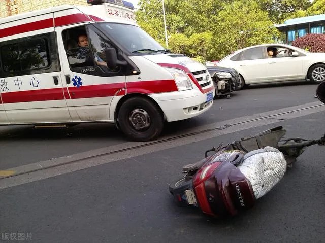 我爸开车正常行驶,后面有人骑摩托车追尾成重伤,要求我家赔偿全部医药费,责任该如何划分?