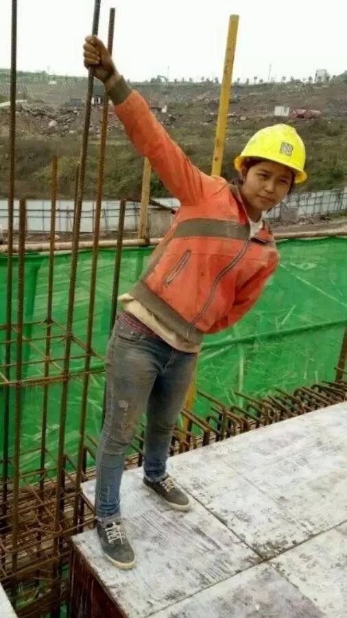 这位20岁工地女孩自拍,震惊了所有男人!!