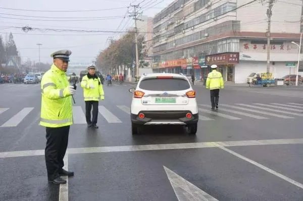 大雪中被冻成雪雕交警是个帅小伙,你觉得这样的交警帅不帅?