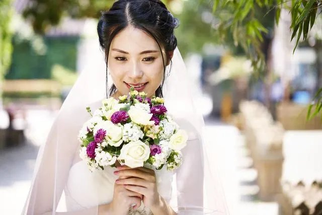 “女人要懂:爱一个人别急着付出,先看看那个人值不值得”怎么看?