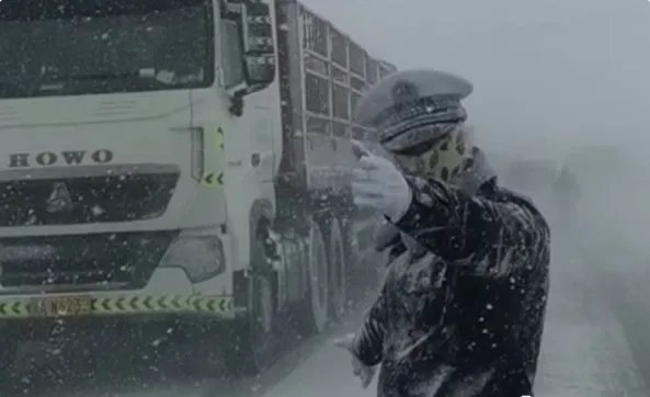 大雪中被冻成雪雕交警是个帅小伙，冻成雪雕的照片代表了什么？