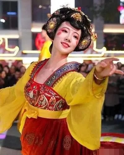 大唐不夜城的不倒翁如此火的原因是什么?