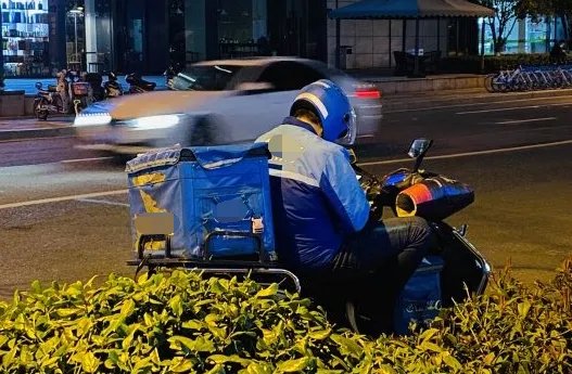 疫情期间,快递员等取货取餐时应该怎么做?
