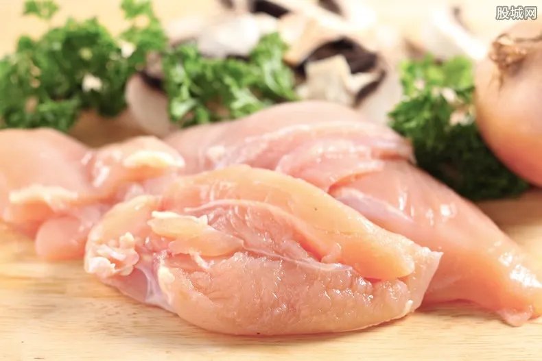 生鸡肉从盘中逃走 生鸡肉端上餐桌逃走吓坏消费者！