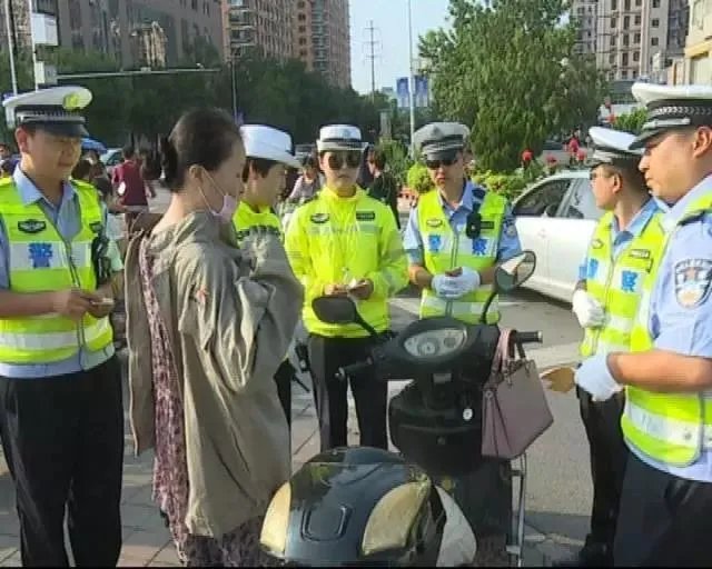 河北一消防员出警时遇外国人,在线求助女友帮忙,对此你有何感触?
