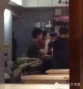 有哪些明星接地气不修边幅吃路边摊被抓包？