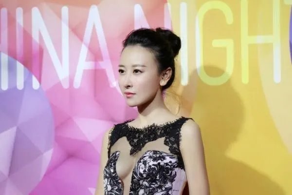 前有歌手曾轶可机场事件,后有演员刘露火车站事件,这些艺人到底怎么了?