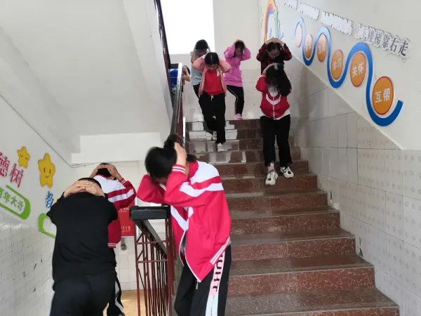 雅安再次发生强烈地震,造成当地震感强烈,这还是当年的余震吗?