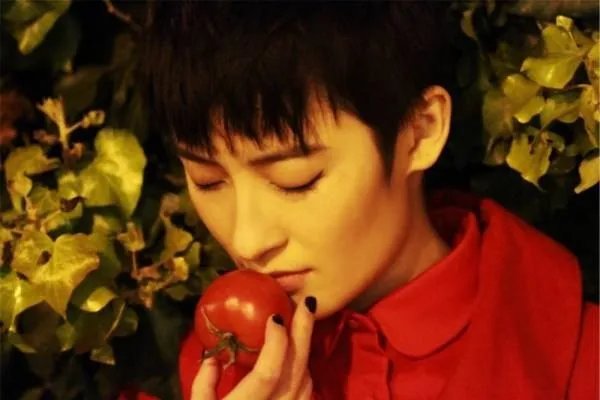 前有歌手曾轶可机场事件,后有演员刘露火车站事件,这些艺人到底怎么了?