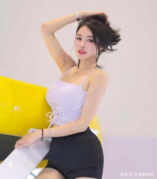三十五岁韩国美熟女突然走红，丰满身材让韩国网友欲罢不能，你怎么看？