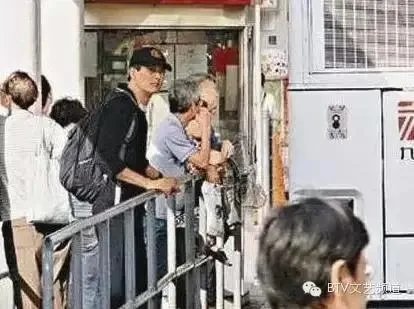 有哪些明星接地气不修边幅吃路边摊被抓包？