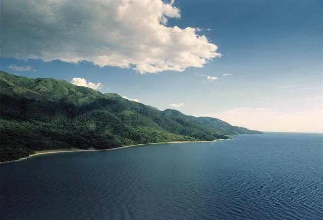 全球五大最深湖泊排行榜 贝加尔湖位列榜首,最深处达1680米