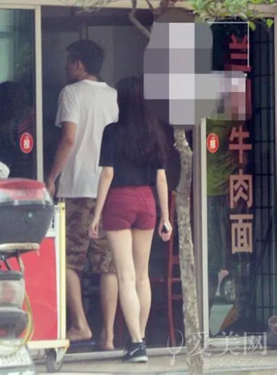 有哪些明星接地气不修边幅吃路边摊被抓包？