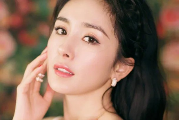 杨幂米兰时装周的时候，穿的那双银色懒人鞋是什么牌子的呢？