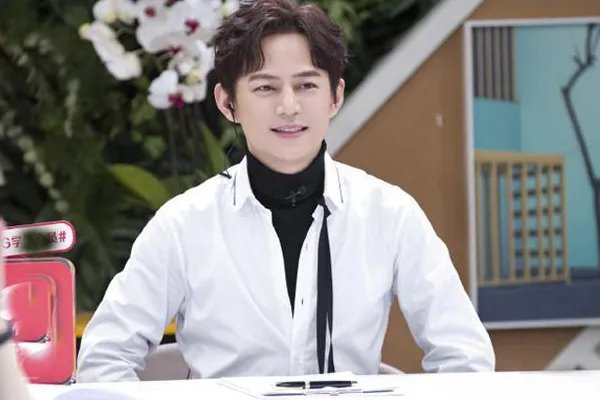 何炅回应收礼事件,当时调侃本意是为了引导大家不要浪费,你会相信他吗?