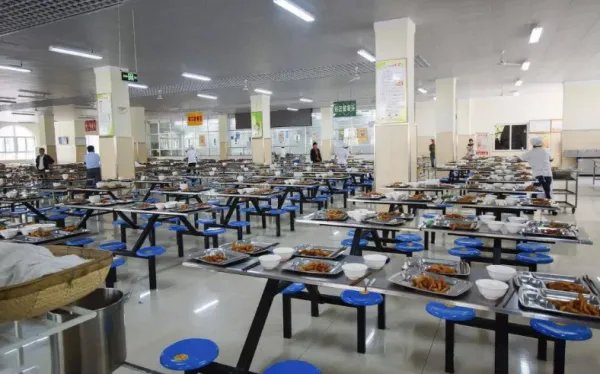 家长给学生点外卖被扔掉，是对学生负责还是学校食堂垄断？
