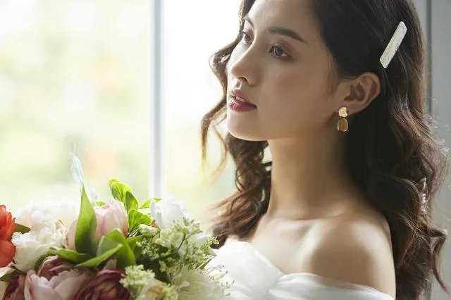 “女人要懂:爱一个人别急着付出,先看看那个人值不值得”怎么看?