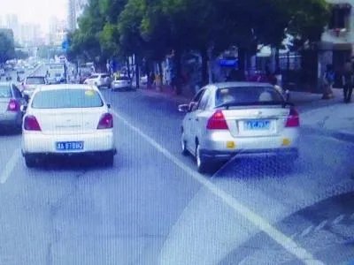 孩子车窗抛物父亲立即下车捡回,如何评价父亲的做法呢?
