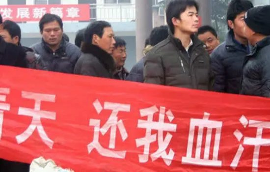 包工头爬50米塔吊讨薪被拘,极端讨薪是否可取?