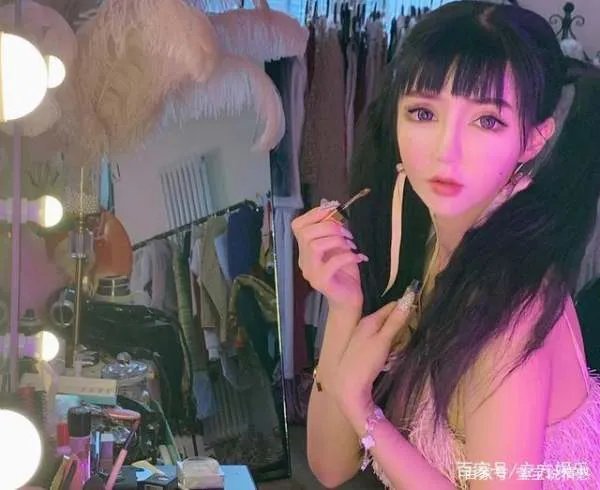 章泽天豪宅新女主晒性感写真博眼球,脸太奇怪被调侃女版刘梓晨,为什么?