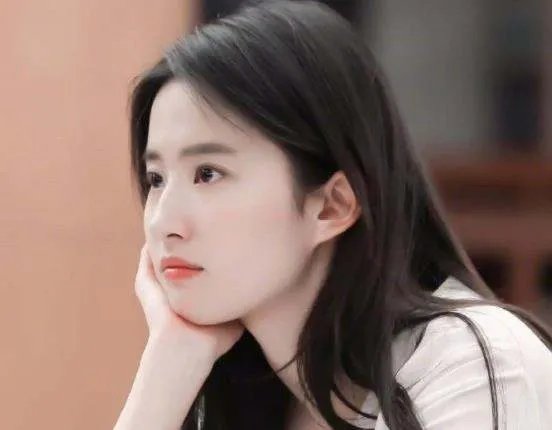 为什么大家一致认为刘亦菲五官一般，但气质却很好？