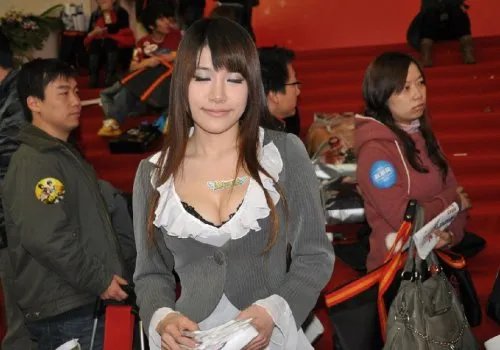 【跟踪】梦情女秘书“毛毛”现场走秀(多图)