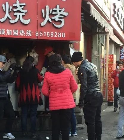 有哪些明星接地气不修边幅吃路边摊被抓包？