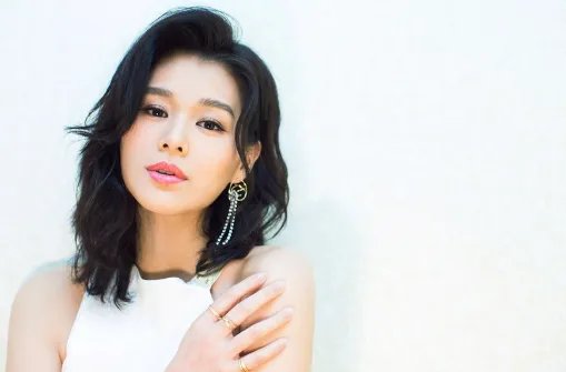 胡杏儿因不当言论翻车,多年来的好人缘不复存在,言行真的很重要,啥情况?