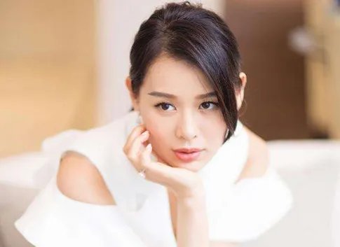 胡杏儿因不当言论翻车,多年来的好人缘不复存在,言行真的很重要,啥情况?