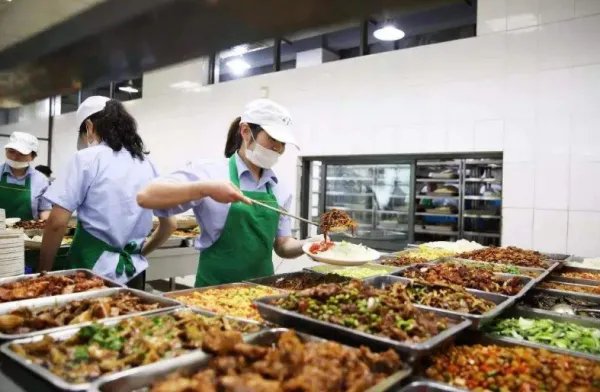 家长给学生点外卖被扔掉，是对学生负责还是学校食堂垄断？