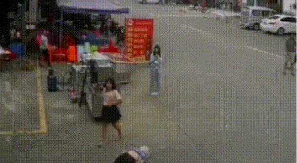 如何看待老人被绊亡家属不追责的做法呢?