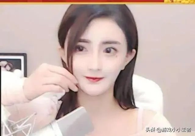 虎牙古阿扎直播肩带掉落，是”事故“，还是有意为之？弹幕满屏问号，对此你怎么看？