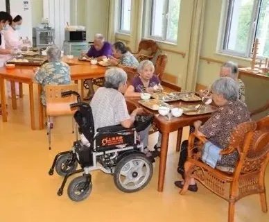 对于白发奶奶步履蹒跚玩丢手绢,网友是如何评价的?