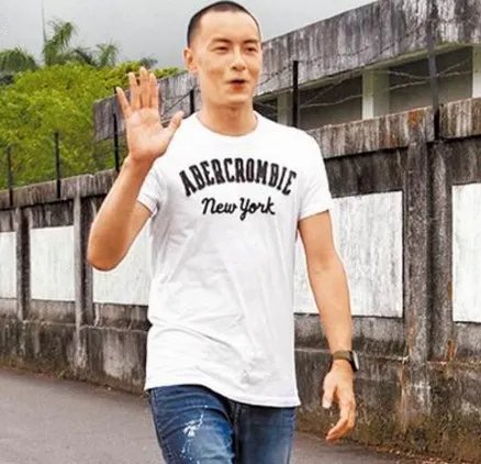 郑元畅服兵役照片帅呆了 她的现任女友是谁