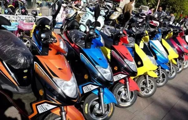 深圳某商场物业锁外卖小哥车,这到底发生了什么?