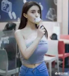 虎牙古阿扎直播肩带掉落，是”事故“，还是有意为之？弹幕满屏问号，对此你怎么看？